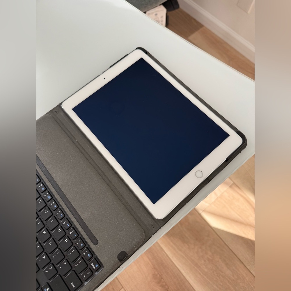 Apple iPad Air 2 with Anker Keyboard Case - Picture 4 of 7